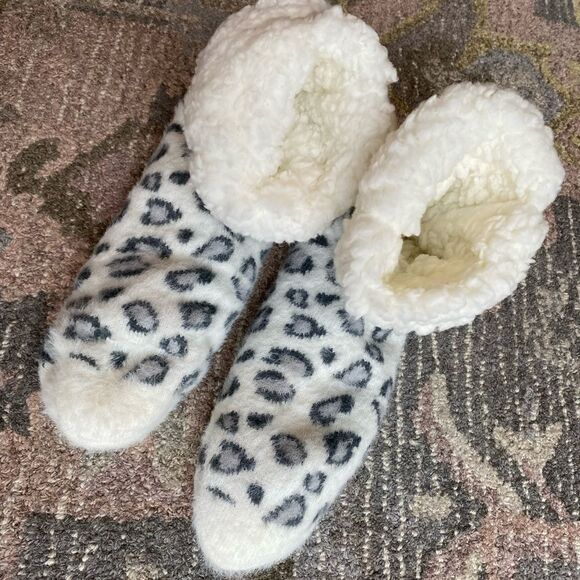 Muk Luks Snow Leopard Slipper Socks - Picture 3 of 6
